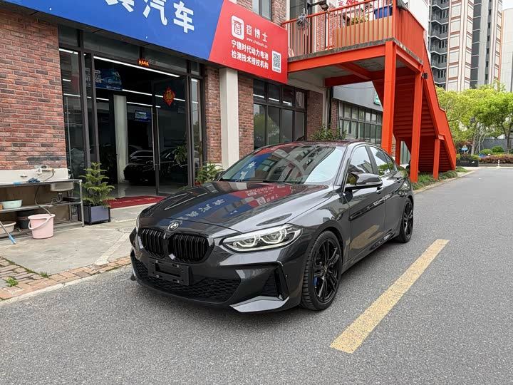 BMW 1 серии 2023 125i M Sports Night Edition — фото 1