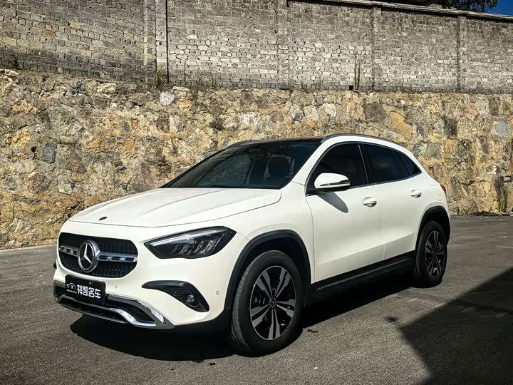 Mercedes-Benz GLA 2024 200 — фото 1