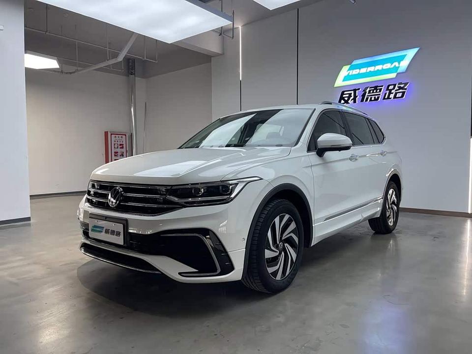 Volkswagen Tiguan 2024 L 330TSI R-Line — фото 1