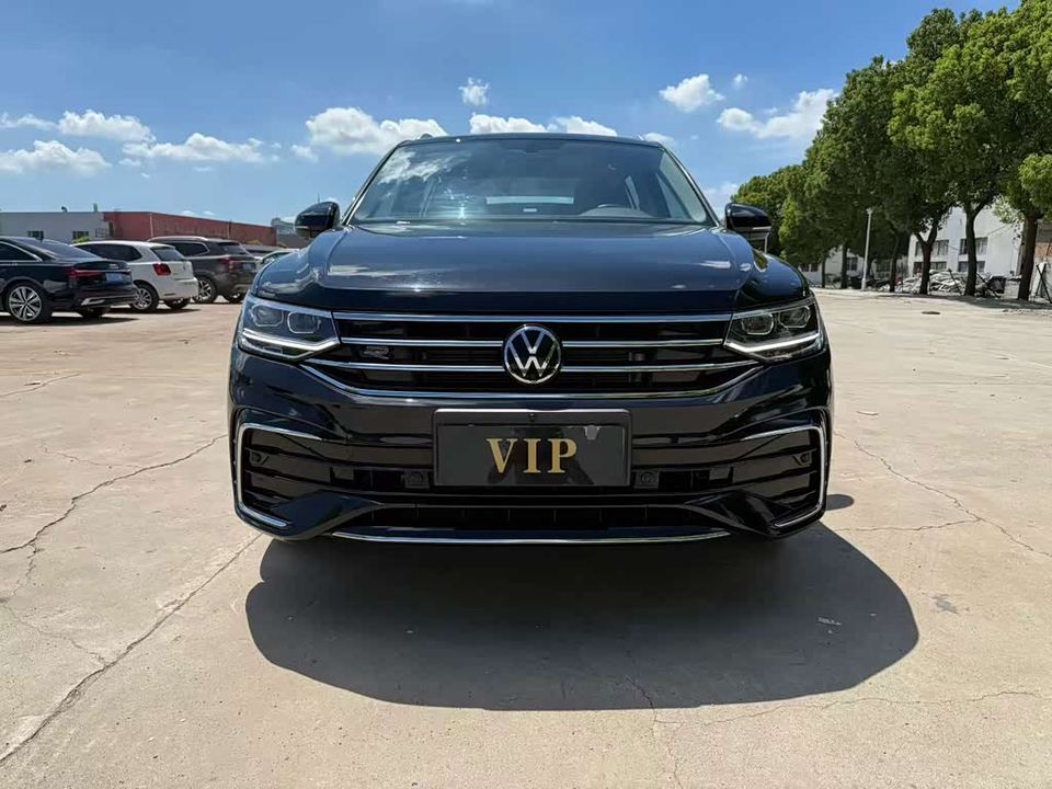 Volkswagen Tiguan 2023 L 330TSI R-Line — фото 1