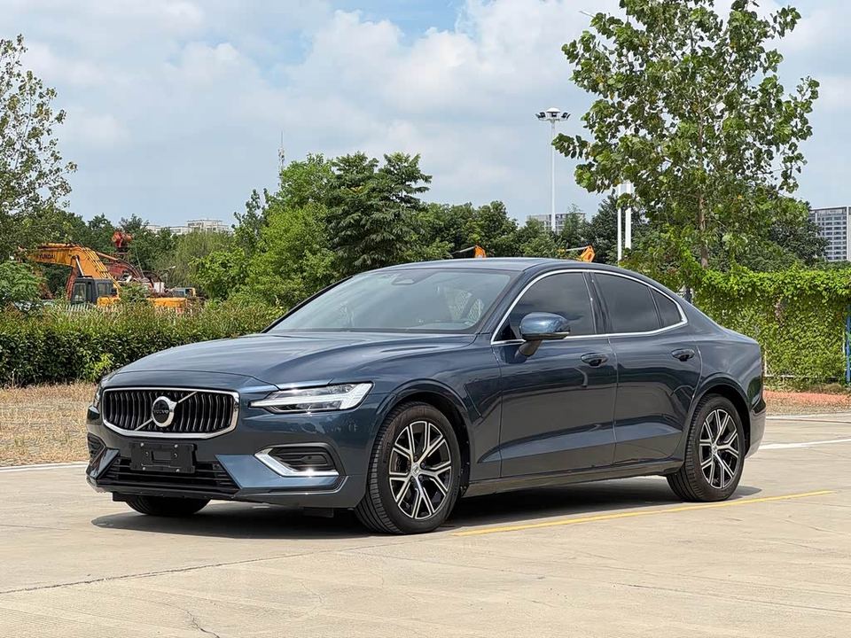 Volvo S60 2024 — фото 1