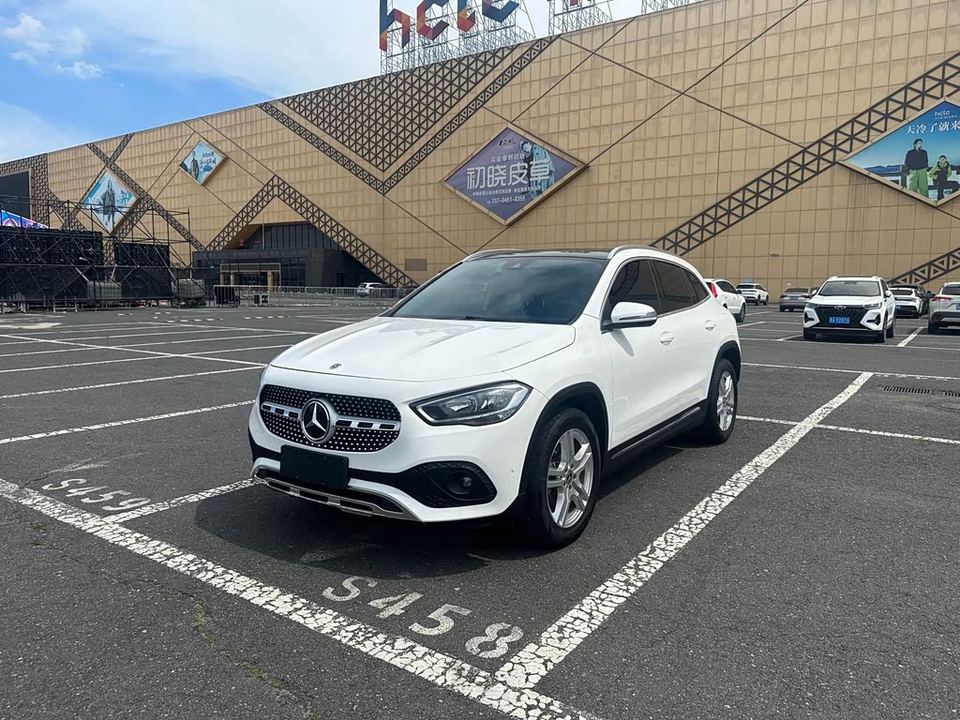 Mercedes-Benz GLA 2022 180 — фото 1