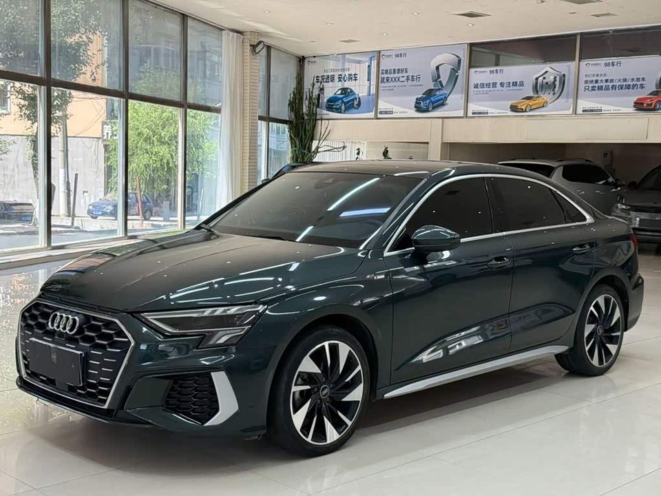 Audi A3 2023 L Limousine 35 TFSI — фото 1