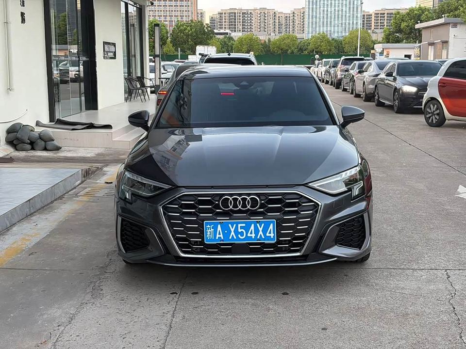 Audi A3 2023 L Limousine 35 TFSI — фото 1