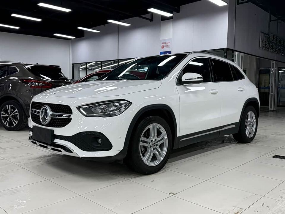 Mercedes-Benz GLA 2022 180 — фото 1