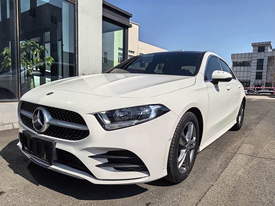 Mercedes-Benz A-Class 2022 A 180-литровый спортивный седан — фото 1