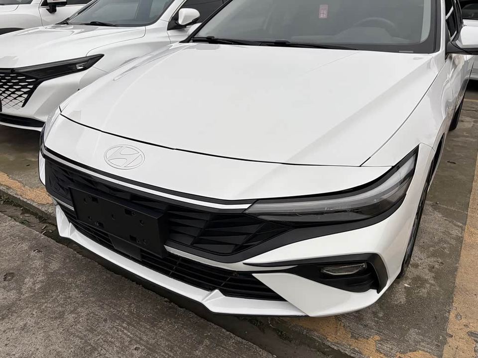 Hyundai Elantra 2023 1.5L CVT GLX — фото 1