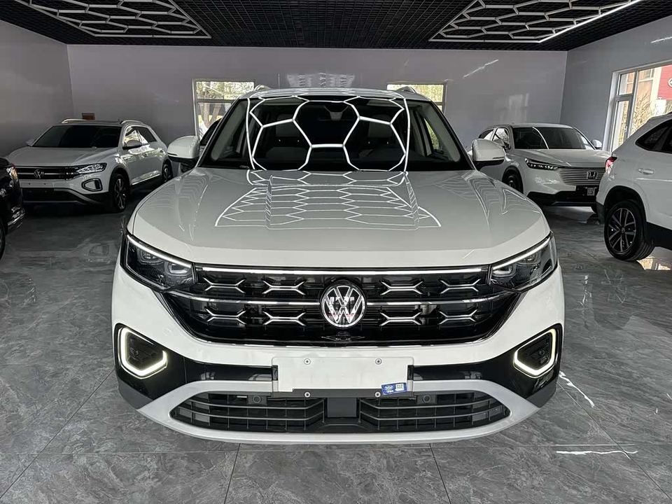 Volkswagen Tayron 2023 280TSI Plus — фото 1